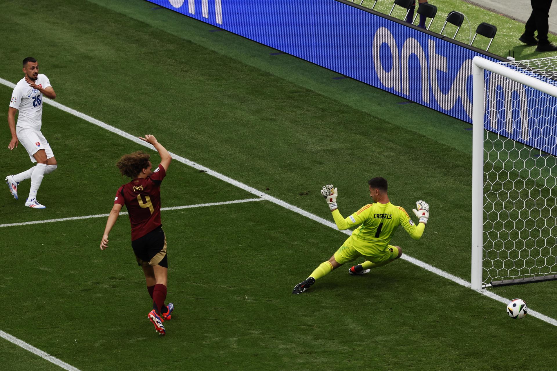 El eslovaco Ivan Schranz (I) logra el 0-1 durante el partido del grupo E que han jugado Bélgica y Eslovaquia en Fránkfort, Alemania. EFE/EPA/ROBERT GHEMENT
