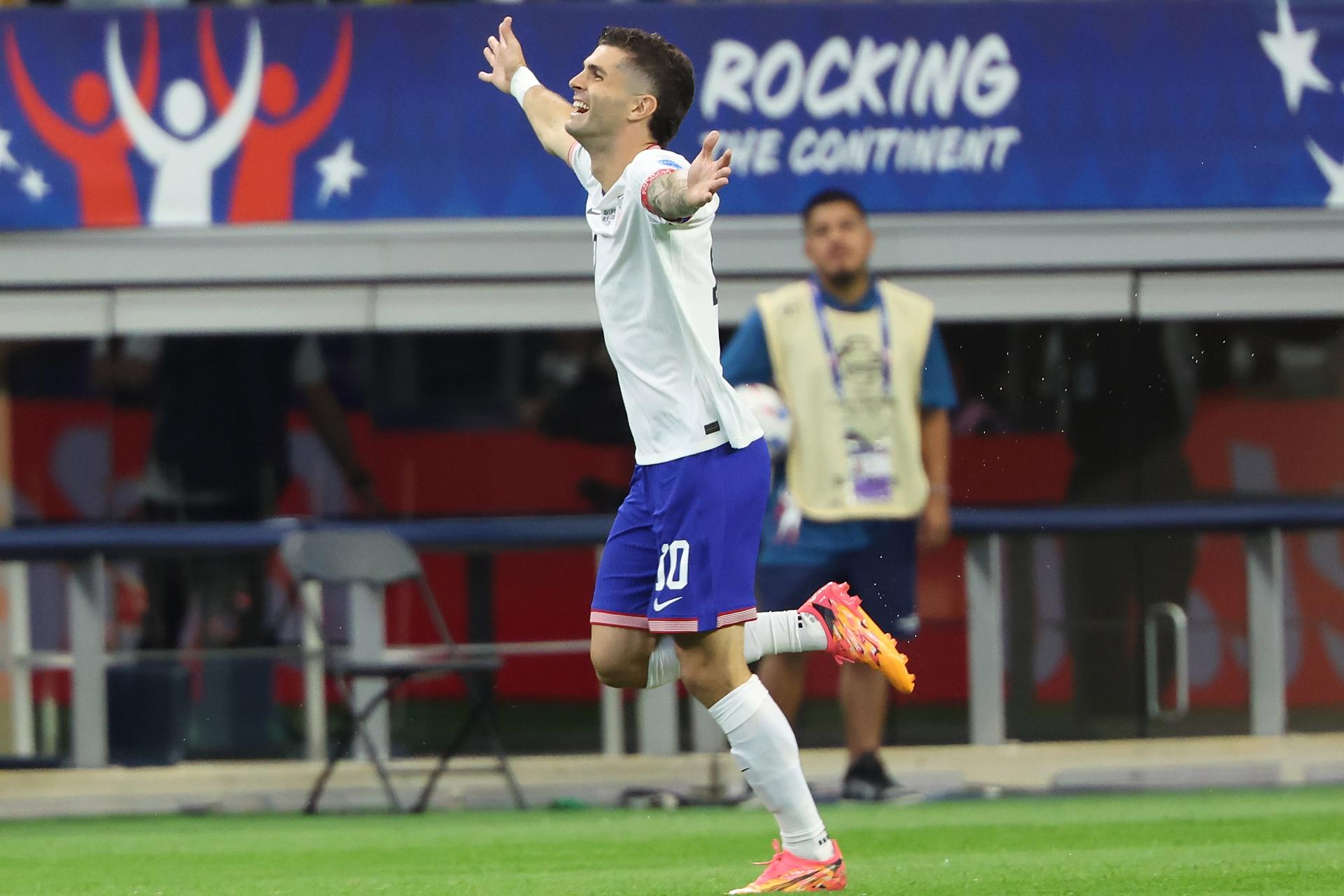 El atacante y capitán estadounidense, Christian Pulisic, fue registrado el pasado 23 de junio al celebrar un gol que le anotó a Bolivia, durante el primer partido del grupo C de la Copa América, en el estadio AT&T de Arlington (Texas, EE.UU.) EFE/Kevin Jairaj 