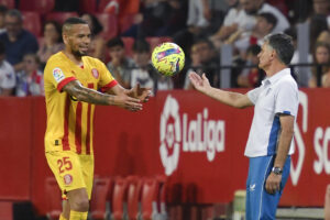 alt El defensa peruano Alexander Callens, traspasado al AEK Atenas