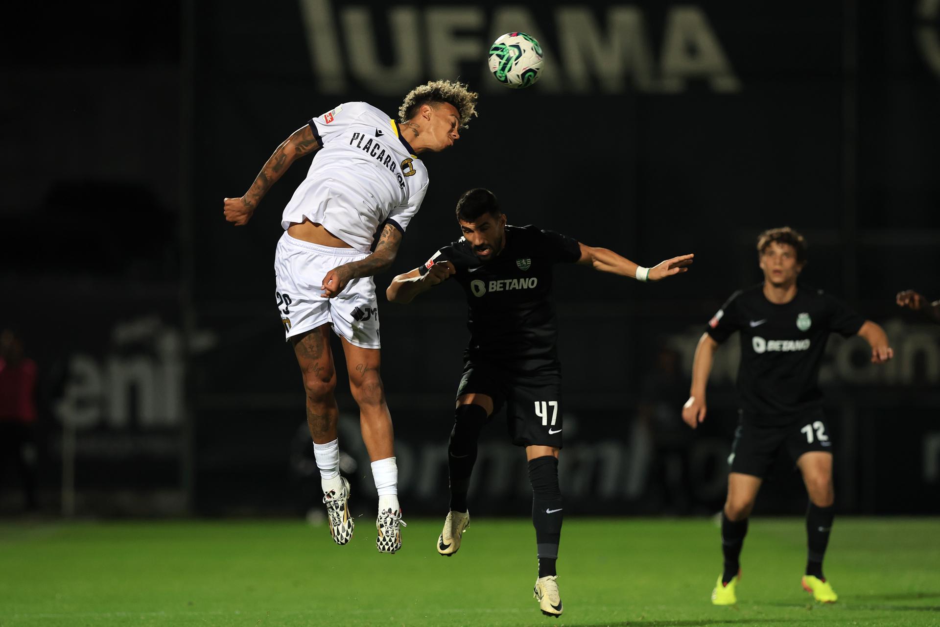 Jhonder Cadiz (i) de Famalicao en una imagen de archivo. EFE/EPA/ESTELA SILVA 