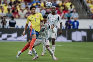 Luis Díaz (L) de Colombia en acción contra Quiros Haxzel (R) de Costa Rica en Copa América 2024. EFE/EPA/JUAN G. MABANGLO