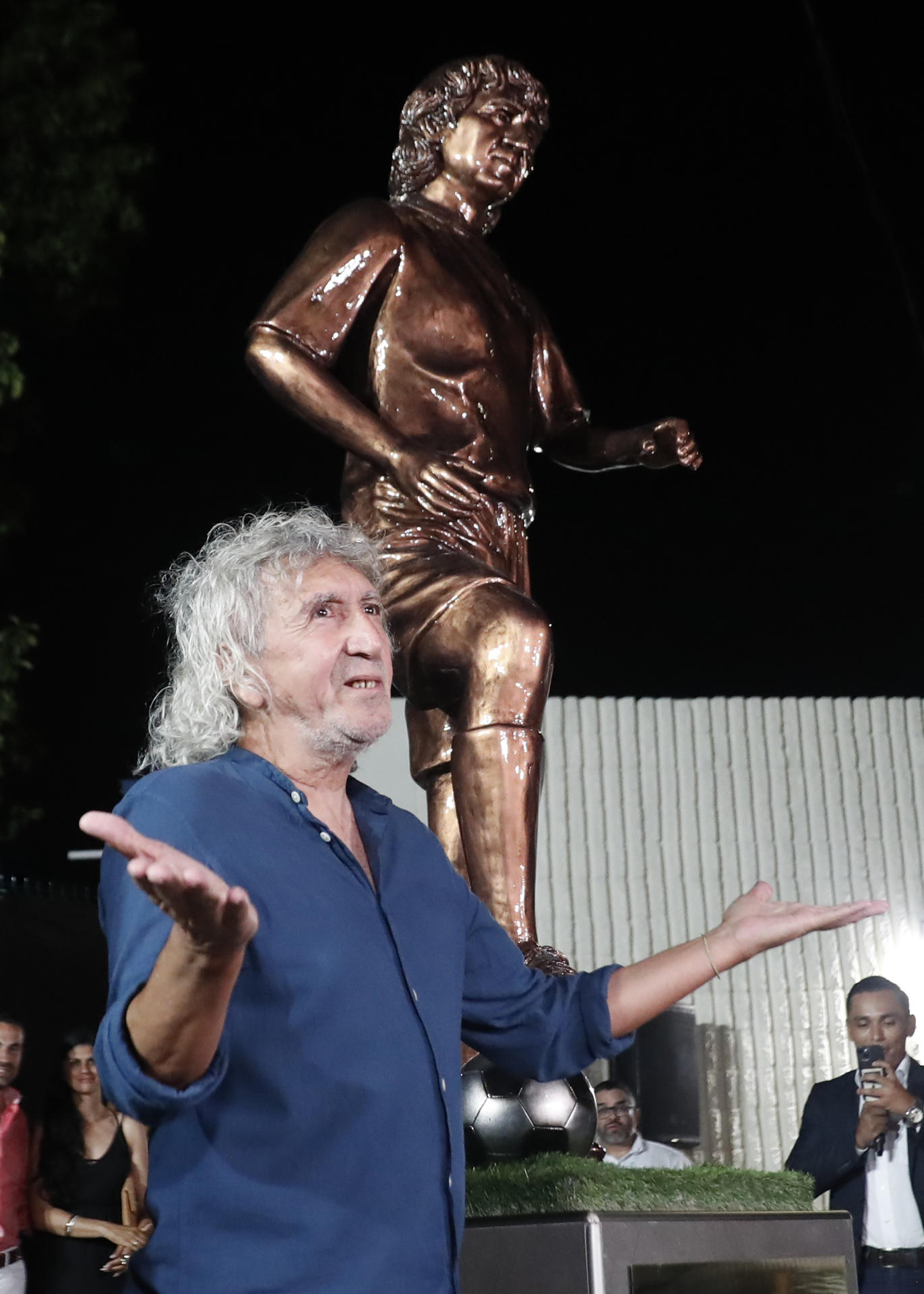 El ex futbolista Jorge 'Mágico' González participa en la develación de una estatua que homenajea su trayectoria en San Salvador (El Salvador). EFE/ Rodrigo Sura 