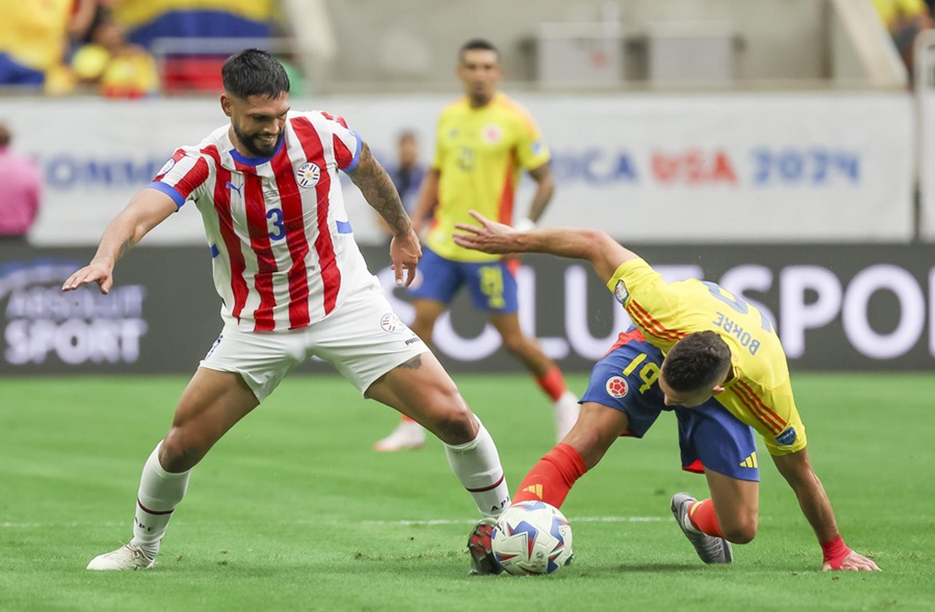 El defensor de Paraguay Omar Alderete (i) y el delantero de Colombia Rafael Santos Borre (d) en la Copa América 2024. EFE/EPA/LESLIE PLAZA JOHNSON 