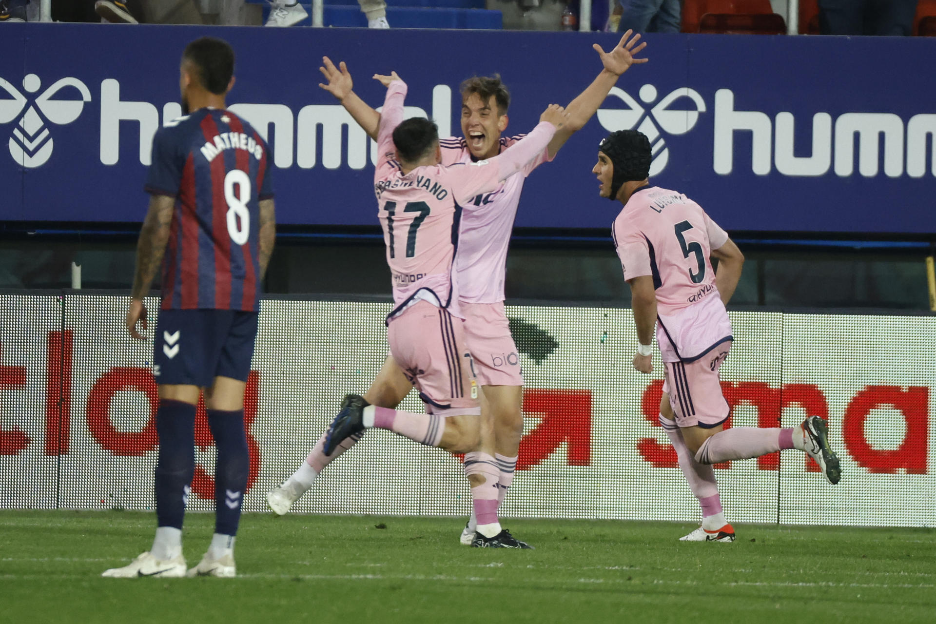 Los jugadores del Oviedo celebran el 0-1 ante el Eibar, durante el partido de vuelta de la semifinal de ascenso a Primera División que RD Eibar y Real Oviedo disputan este miércoles en el estadio de Ipurua. EFE/Juan Herrero
