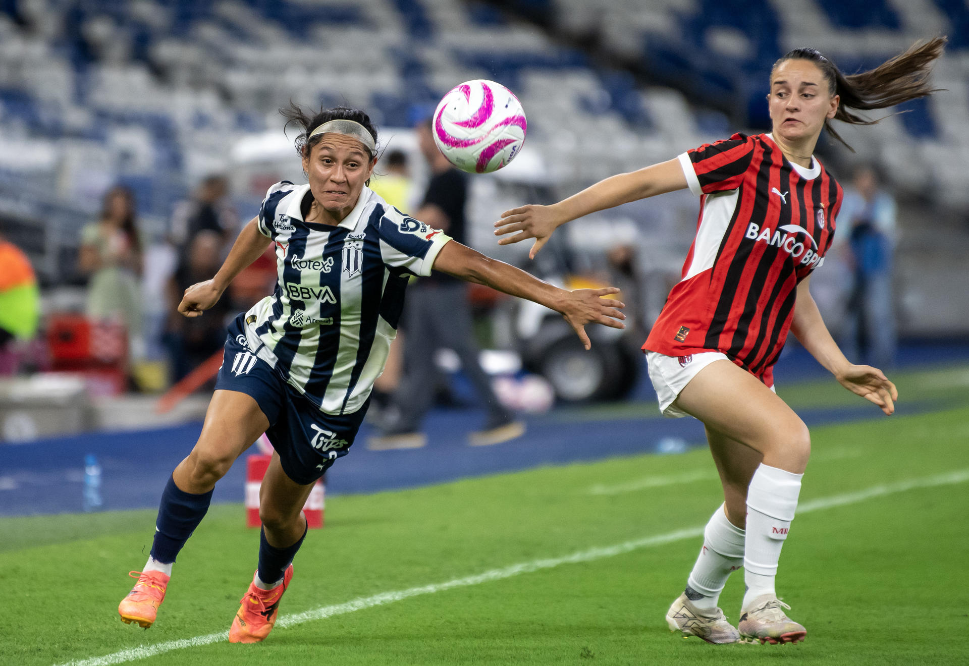 Diana Evangelista (i) de Rayadas pugna por el balón con Silvia Rubio (d) de AC Milan durante el partido de la Her Nations Tour celebrado en el estadio BBVA de la ciudad de Monterrey (México). EFE/Miguel Sierra 