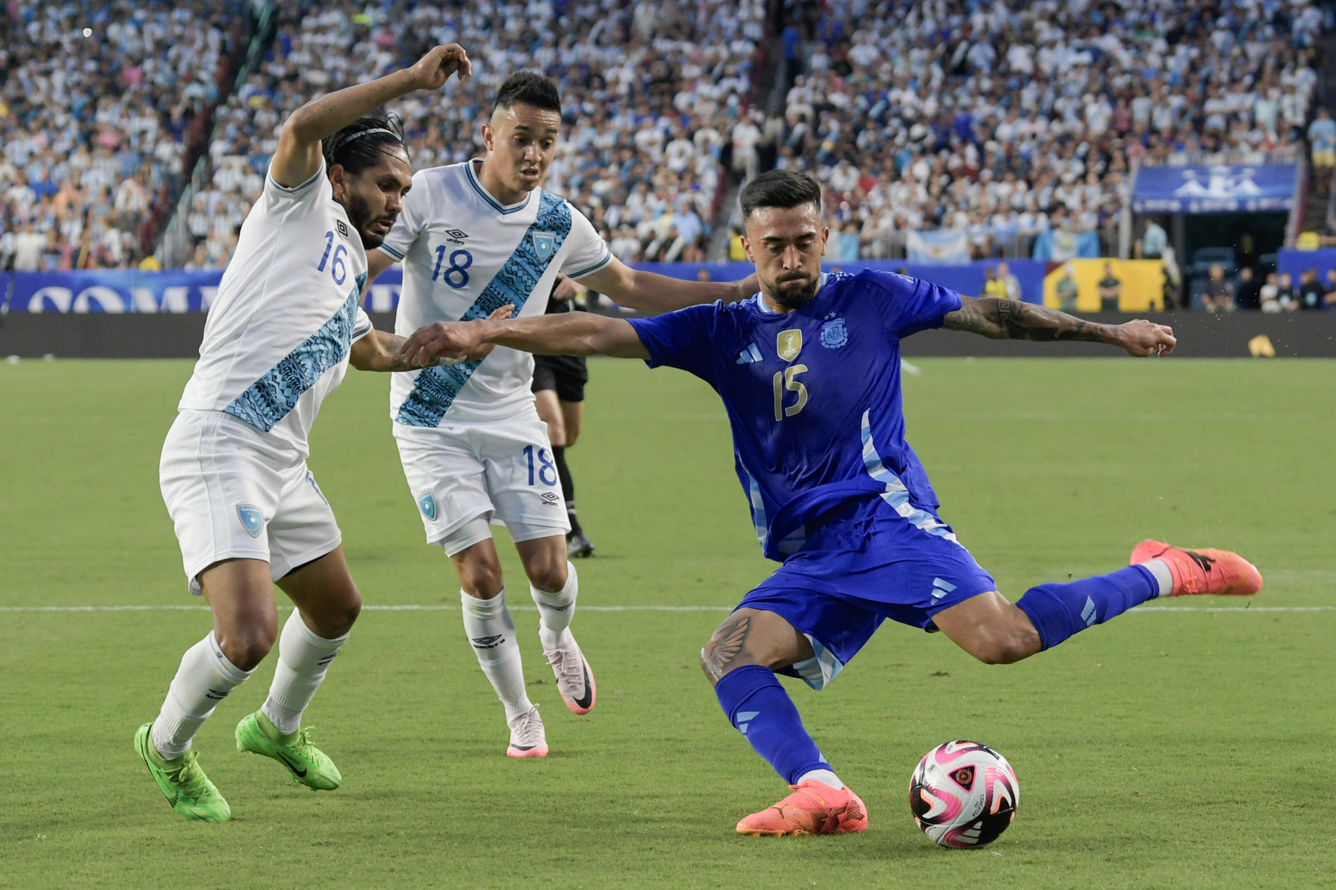 Nicolás González (d), de Argentina, en una acción del partido amistoso con José Morales, de Guatemala. EFE/ Lenin Nolly 