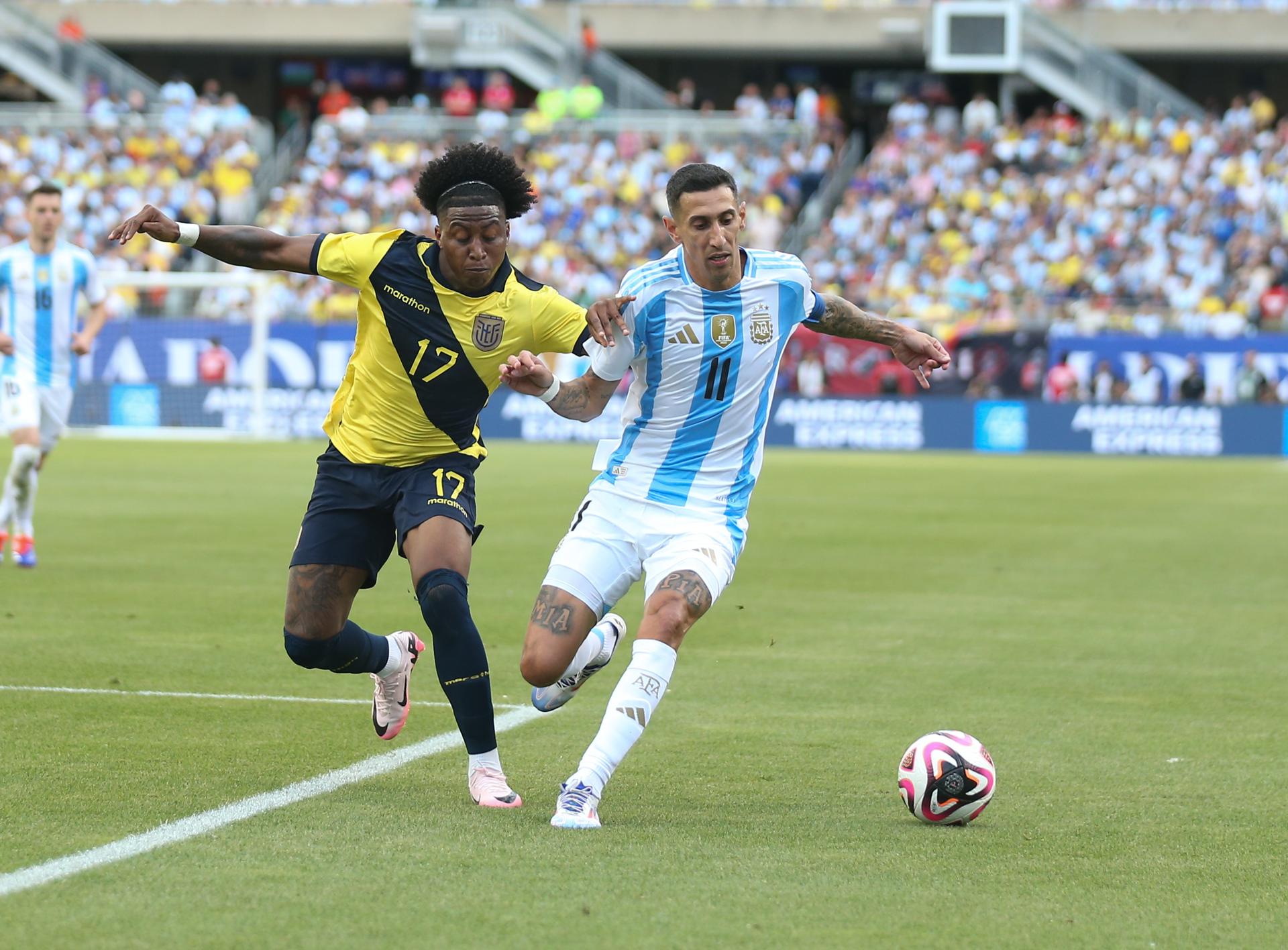 El defensa de Ecuador Ángelo Preciado (i) fue registrado este domingo, 9 de junio, al disputar un balón con Ángel Di Maria (d), de Argentina, durante un partido amistoso disputado en el estadio Soldier Field de Chicago (Illinois, EE.UU.). EFE/Trent Sprague 