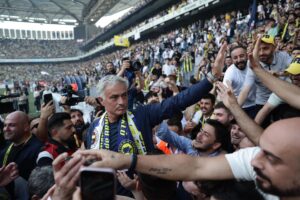 José Mourinho (C) aclamado por los aficionados mientras es presentado como nuevo entrenador del Fenerbahce. EFE/EPA/ERDEM SAHÍN