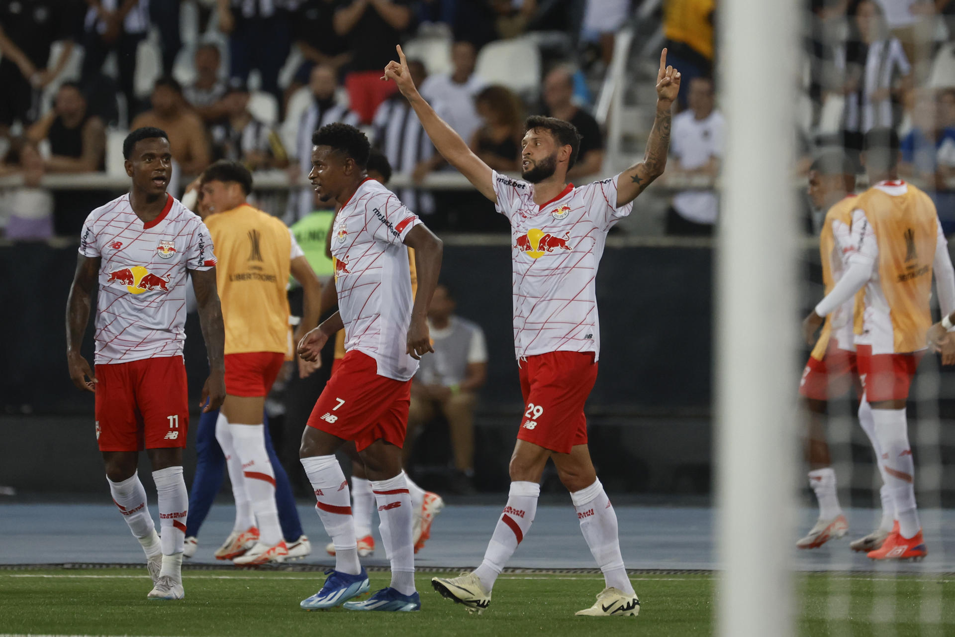 alt Bragantino vence a Gremio en el regreso de la liga brasileña de fútbol tras las inundaciones