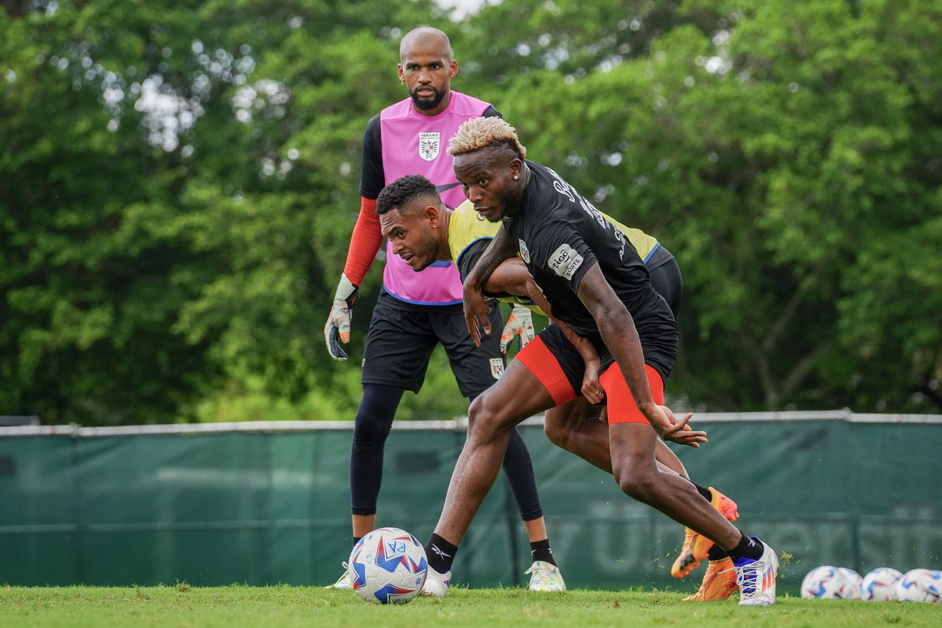 Fotografía cedida por la Federación Panameña de Fútbol (Fepafut) en la que se observan a los jugadores Ismael Díaz (c) y Jovani Welch (d) durante un entrenamiento de la selección de Panamá este lunes, en Miami. EFE/ Fepafut (SOLO USO EDITORIAL) 