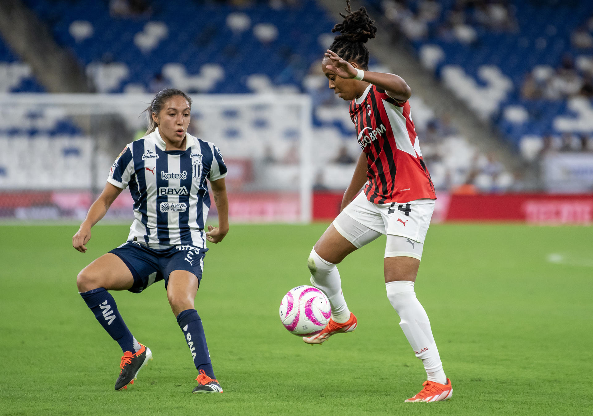 Daniela Monroy (i) de Rayadas disputa el balón con Emelyne Laurent (d) de AC Milan en el partido de la Her Nations Tour celebrado en el estadio BBVA de la ciudad de Monterrey (México). EFE/Miguel Sierra 