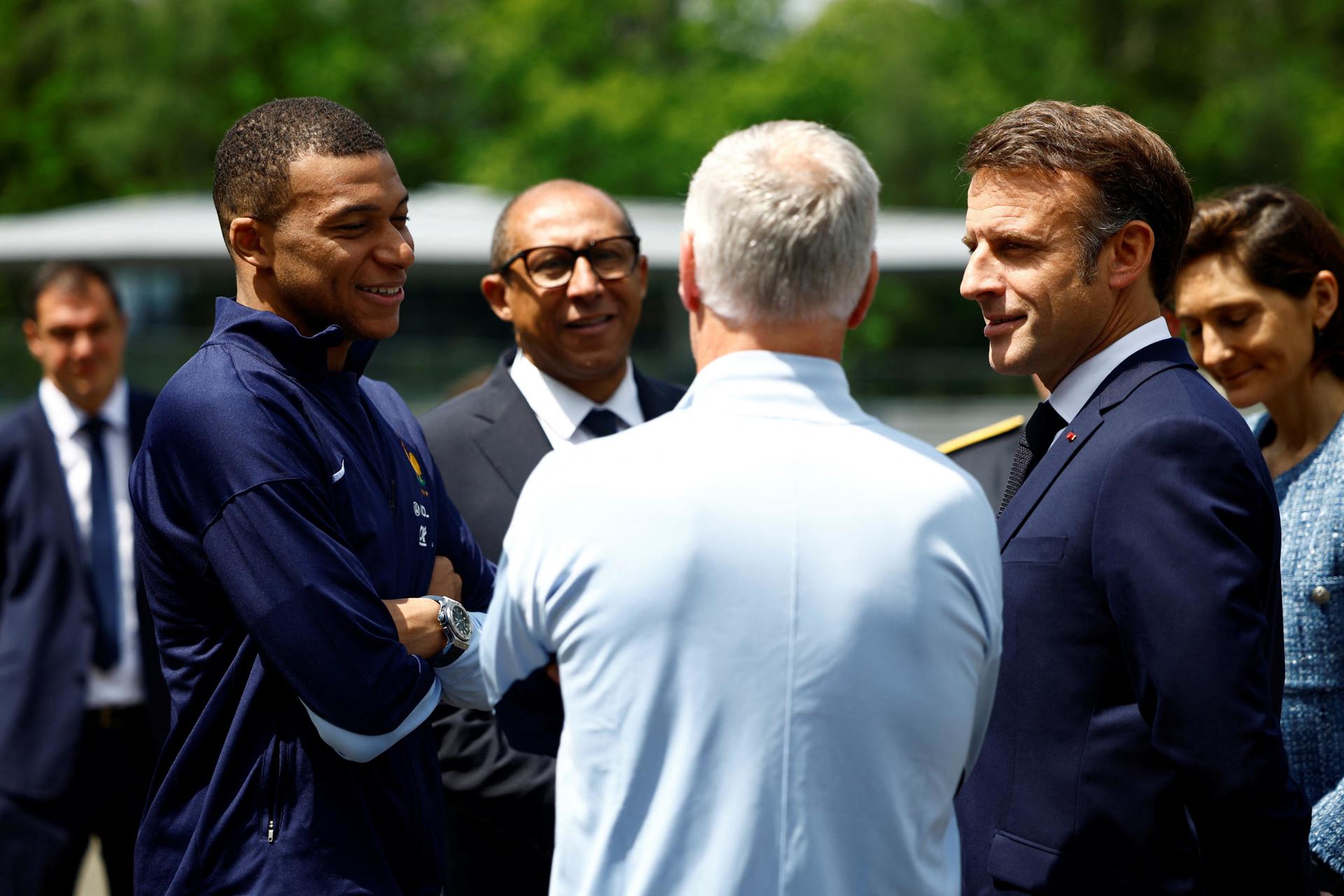 El presidente francés, Emmanuel Macron (2d), conversa con Kylian Mbappé (izq.), el entrenador de la selección francesa de fútbol, Didier Deschamps (centro), el presidente de la Federación Francesa de Fútbol, Philippe Diallo (2izq.), y la ministra francesa de Deportes y Juegos Olímpicos, Amelie Oudea-Castera (d). EFE/EPA/SARAH MEYSSONNIER / POOL MAXPPP FUERA 