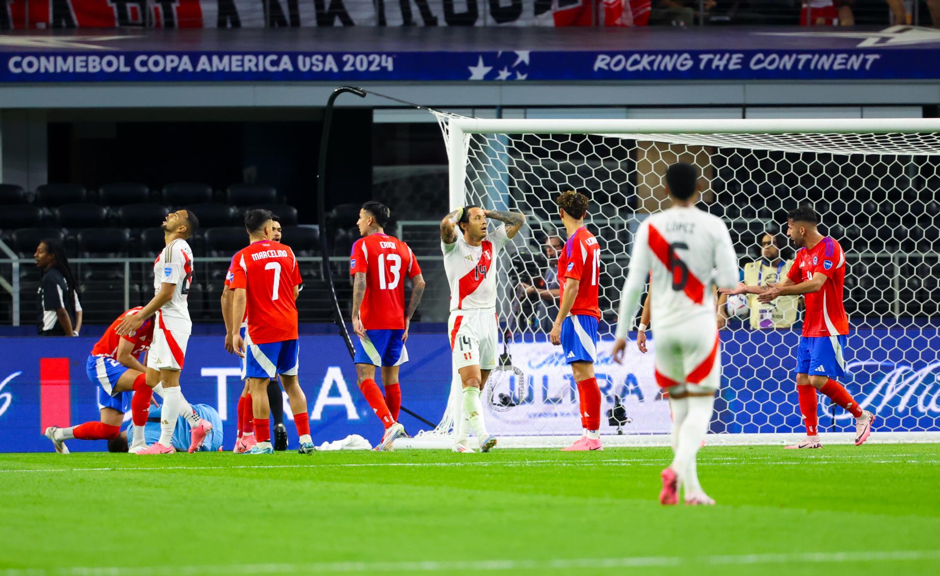 Vista general de jugadores de Chile y Perú, durante el segundo partido del grupo A de la Copa América, en el estadio AT&T de Arlington (Texas, EE.UU.). EFE/Kevin Jairaj 