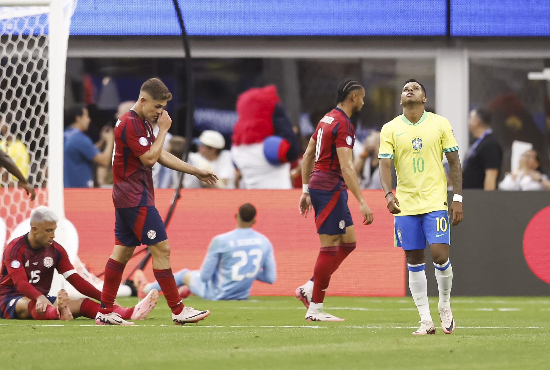 El delantero brasileño Rodrygo (d) reacciona al fallar un tiro en la Copa América 2024. EFE/EPA/CAROLINE BREHMAN 