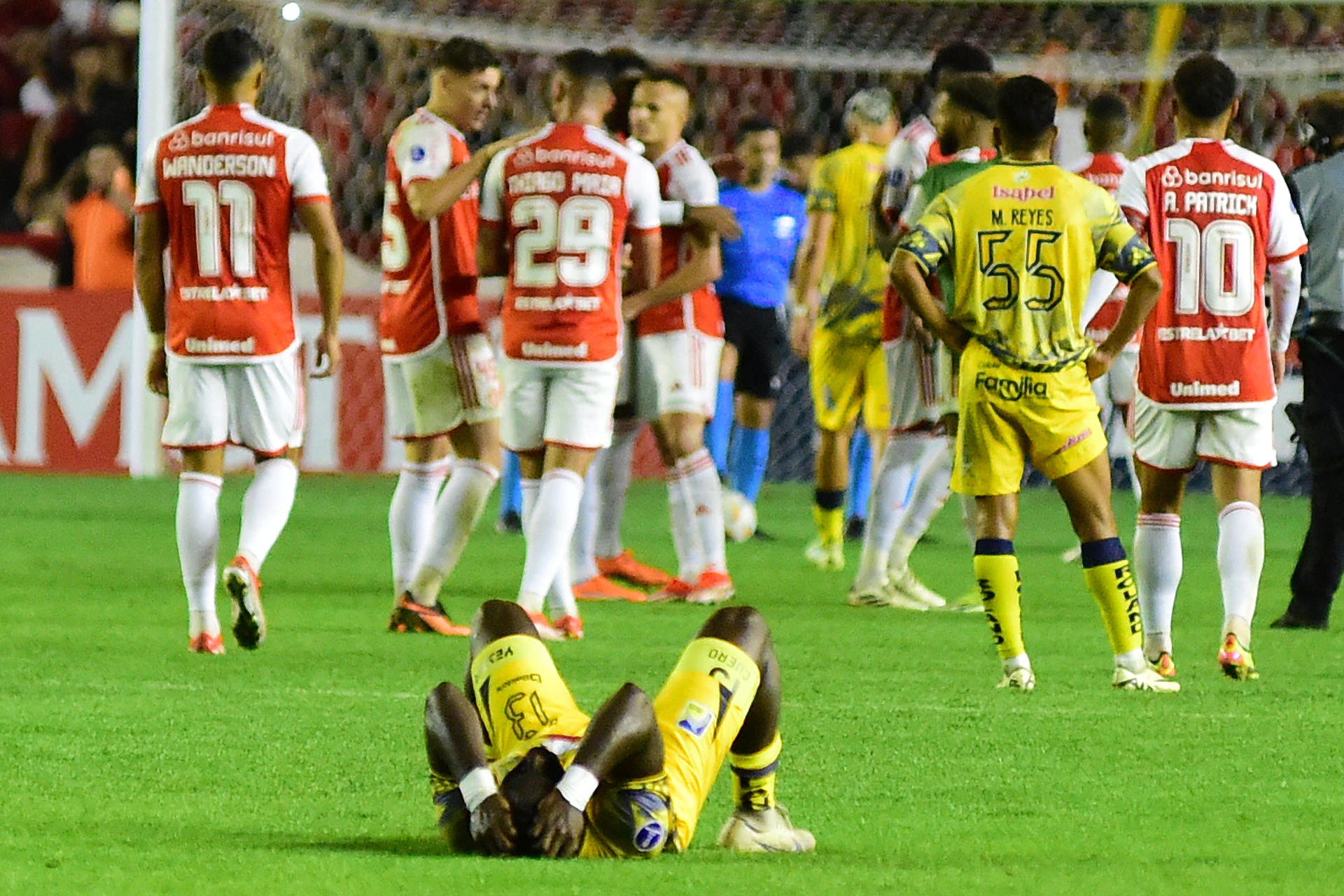 Josué Cuero (abajo) lamenta la derrota de Delfín ante Internacional en el partido de cierre de la fase de grupos de la Copa Sudamericana jugado este sábado en el estadio Alfredo Jaconi, de la ciudad brasileña de Caixas do Sul. EFE/ Ricardo Rímoli 