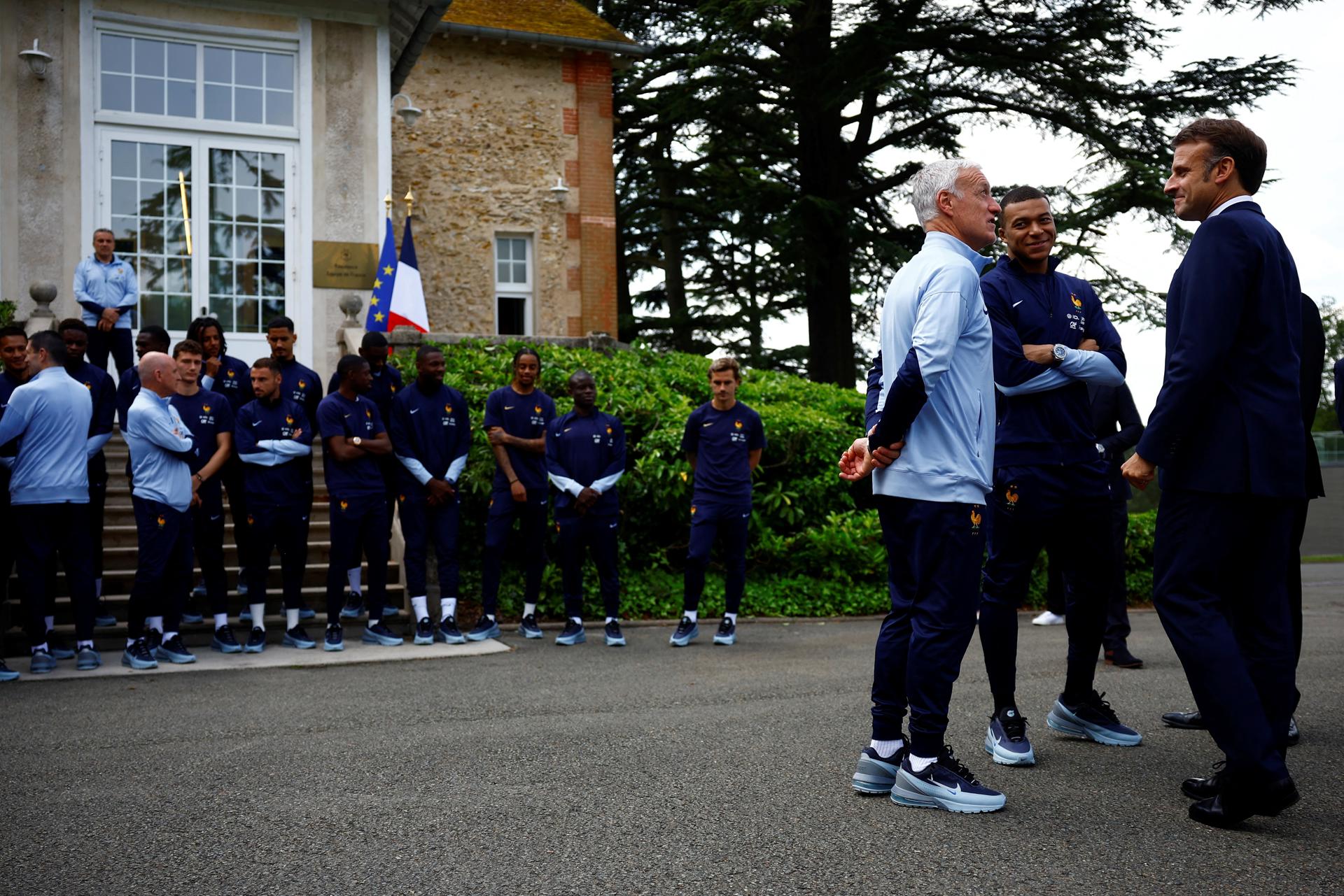 El presidente francés, Emmanuel Macron (dcha.) conversa con el entrenador de la selección francesa de fútbol, Didier Deschamps (izq.) y Kylian Mbappé a su llegada a la concentración de Clairefontaine-en-Yvelines (Francia). EFE/EPA/SARAH MEYSSONNIER / POOL MAXPPP FUERA 