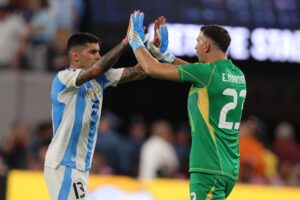 El defensor argentino Cristian Romero (i) y el portero argentino Emiliano Martínez (d) en la Copa América 2024. EFE/EPA/JUSTIN LANE