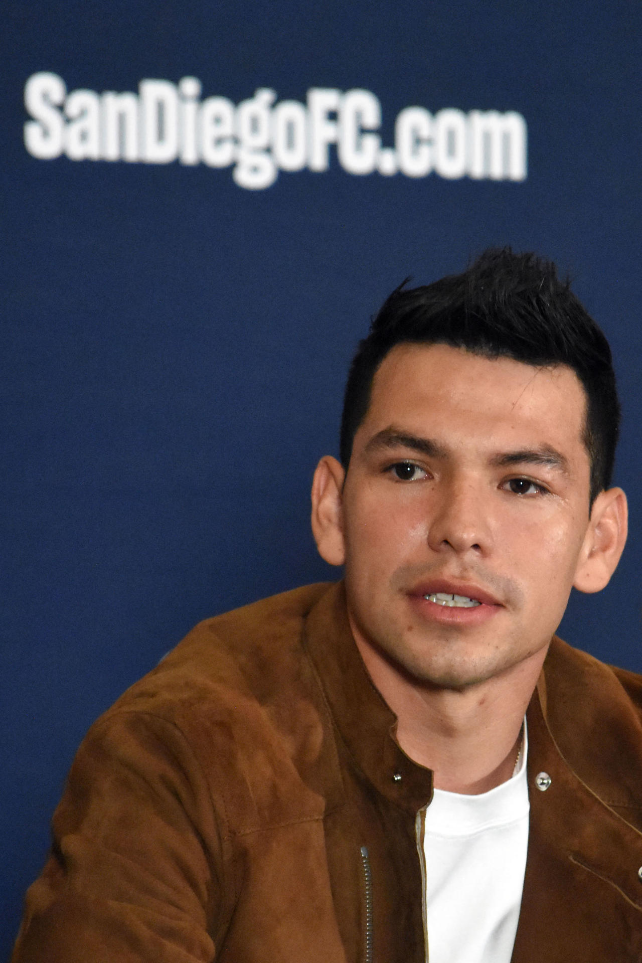 El mexicano Hirving 'Chucky' Lozano habla durante su presentación como nuevo jugador del San Diego FC en el estadio Snapdragon en San Diego. EFE/Priscila Chávez Flores 