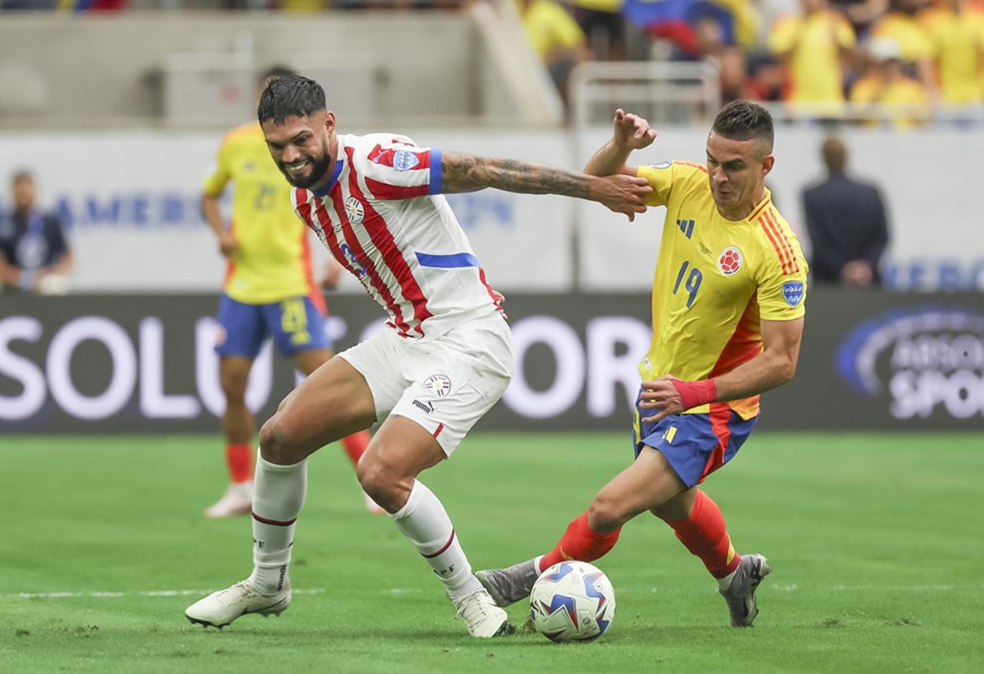 alt Colombia amplía su invicto con dos cabezazos y sendos centros de James