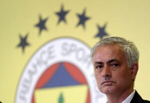 alt Mourinho: "Para mí, Fenerbahçe es ambición; tienes que ganar cada partido"