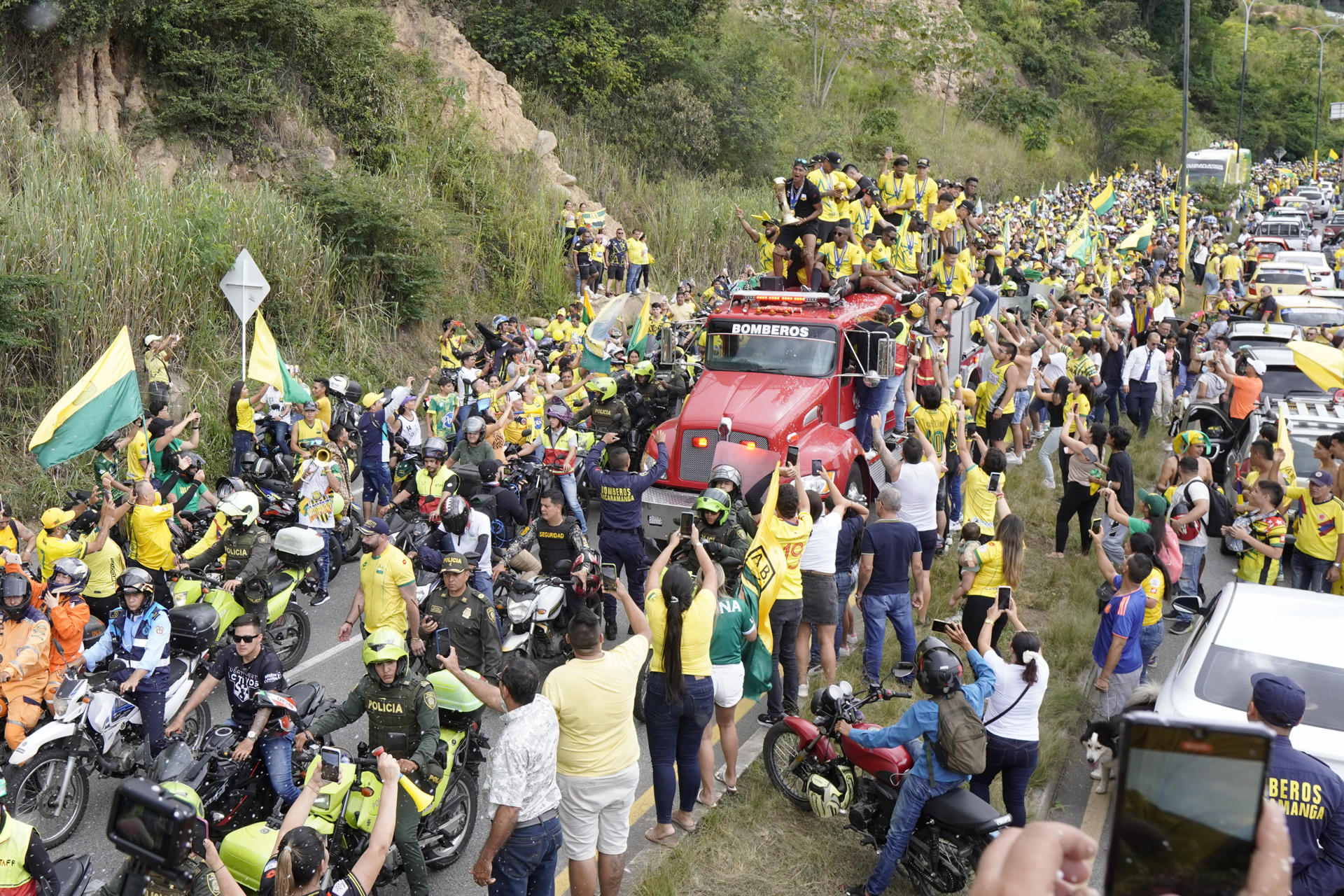 Un río humano recibe al Bucaramanga con su primera copa de la liga de fútbol en Colombia
