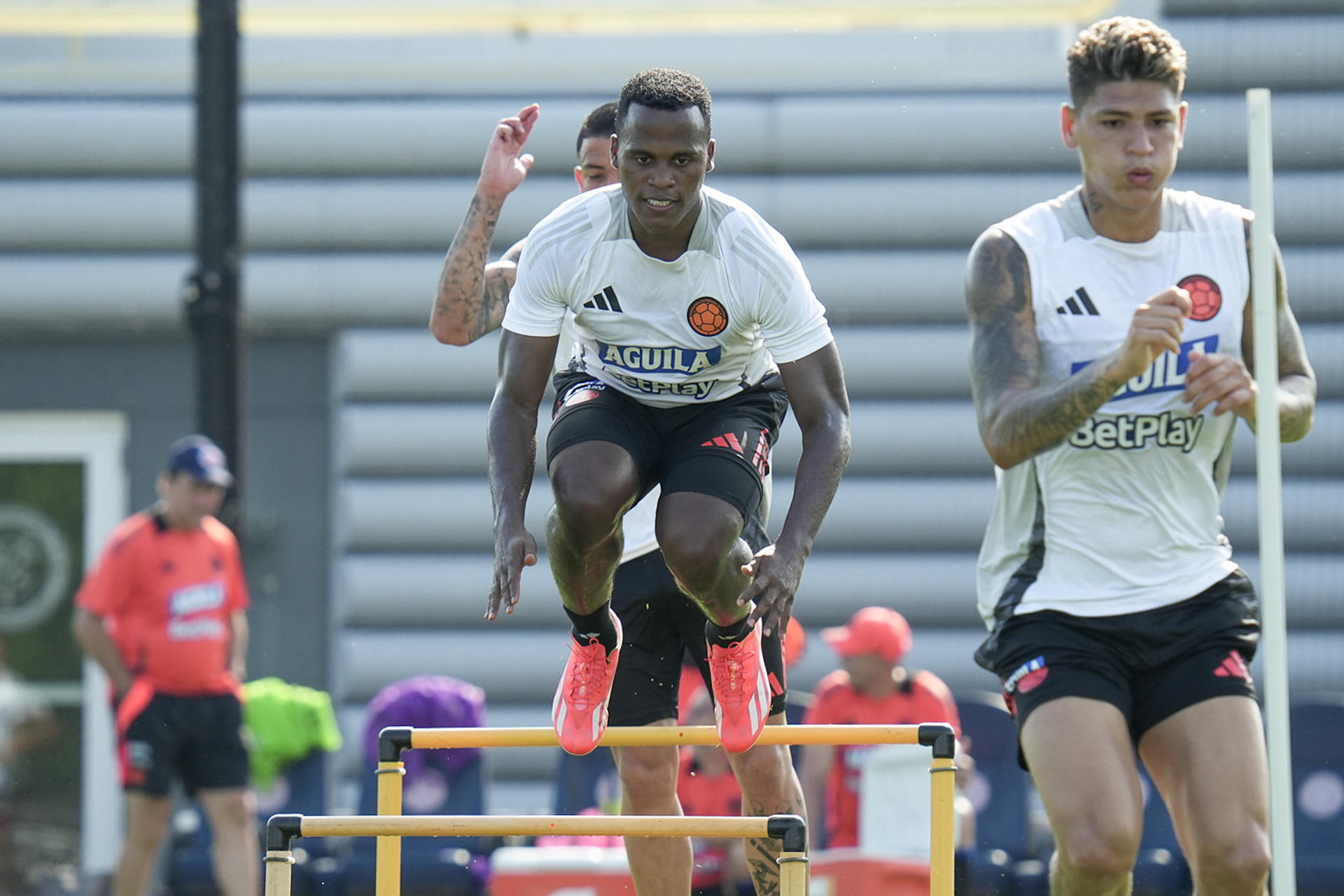 Fotografía cedida este miércoles, 19 de junio, por la Federación Colombiana de Fútbol (FCF) en la que se registró al centrocampista Jhon Arias (c), durante un entrenamiento, en Nueva York (NY, EE.UU.). EFE/FC 