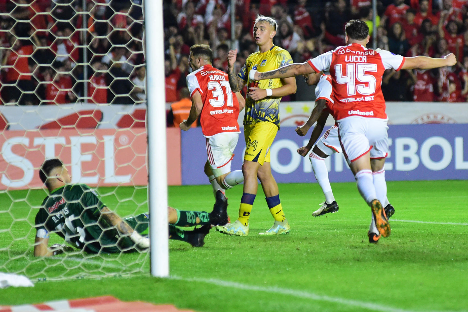 El argentino Lucas Alario (i) celebra el gol que dio a Internacional el triunfo sobre Delfín en el partido que cerró este sábado la fase de grupos de la Copa Sudamericana en el estadio Alfredo Jaconi de la ciudad brasileña de Caixas do Sul. EFE/ Ricardo Rímoli 