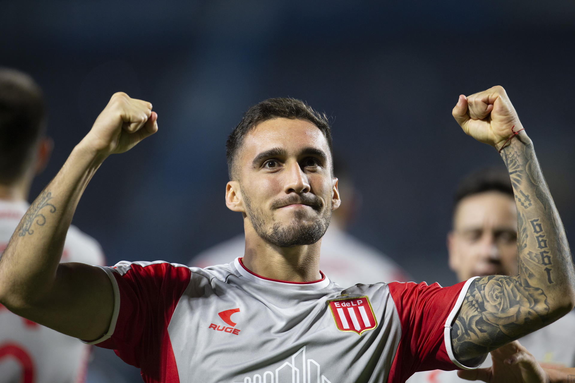 El argentino Mauro Acosta celebra el gol del empate 1-1 de Estudiantes con Gremio en el partido que cerró la fase de grupos de la Copa Libertadores en el estadio Couto Pereira de la ciudad brasileña de Curitiba. EFE/ Hedeson Alves 