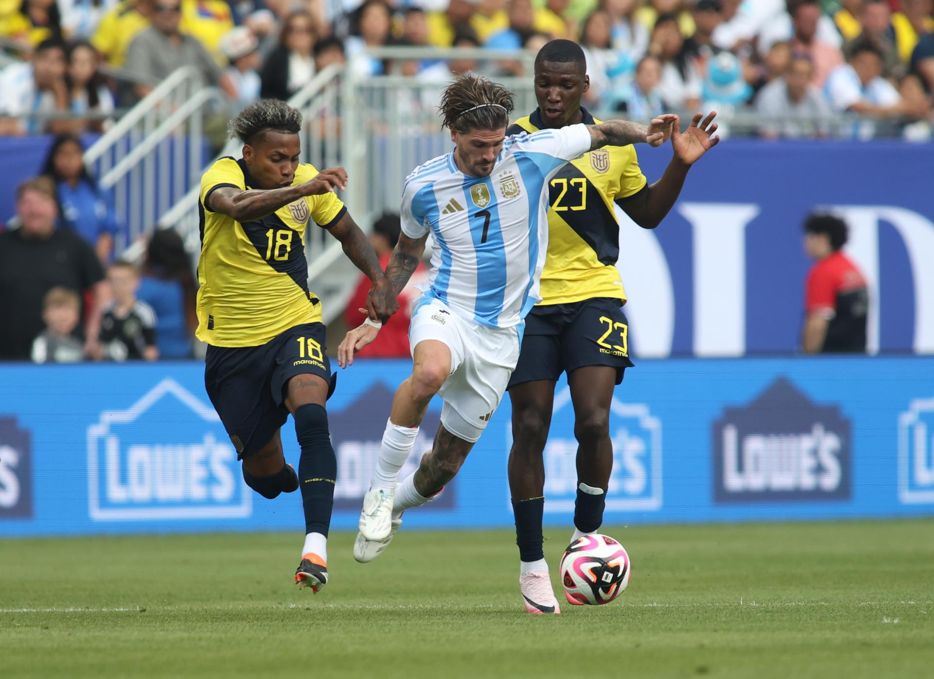 El centrocampista Rodrigo De Paul (c) elogió este domingo el ambiente interno que impera en la selección de Argentina tras el partido de preparación para la Copa América contra Ecuador jugado en el Soldier Field, de la ciudad estadounidense de Chicago. EFE/TRENT SPRAGUE 