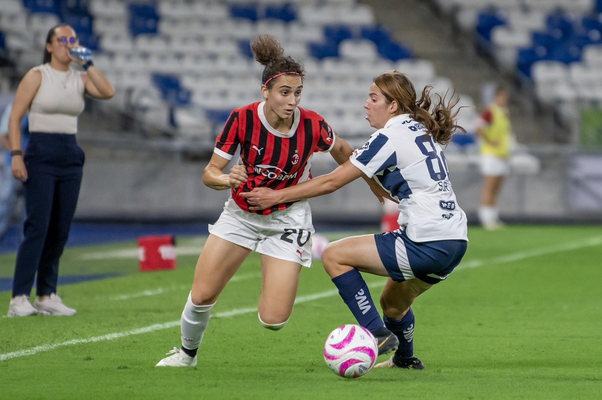 Sara Ortiz (d) de Rayadas disputa el balón con Angelica Soffia (i) de AC Milan durante el partido de la Her Nations Tour celebrado en el estadio BBVA de la ciudad de Monterrey (México). EFE/Miguel Sierra 