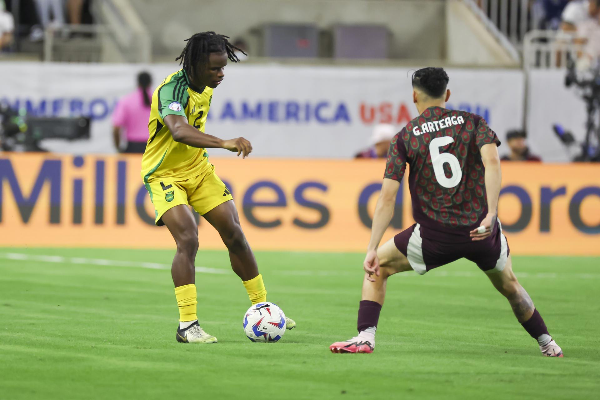 Dexter Lembikisa (i) de Jamaica en acción en la Copa América 2024. EFE/EPA/LESLIE PLAZA JOHNSON 