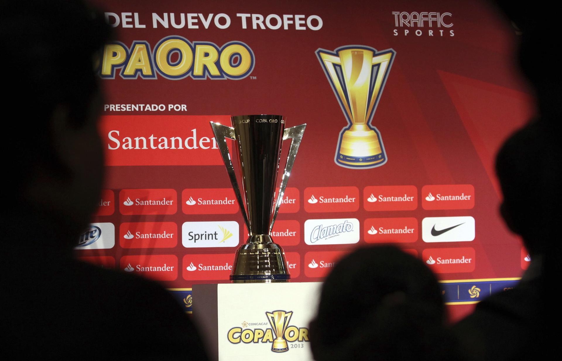 Fotografía de archivo en la que se registró una toma general del actual trofeo de la Copa Oro de la Concacaf. EFE/Alex Cruz 