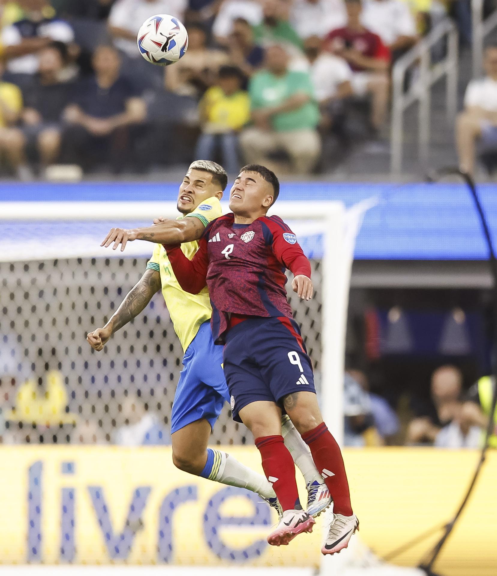 El centrocampista brasileño Bruno Guimaraes (i) y el delantero costarricense Manfred Ugalde (d) en la Copa América 2024. EFE/EPA/CAROLINE BREHMAN 