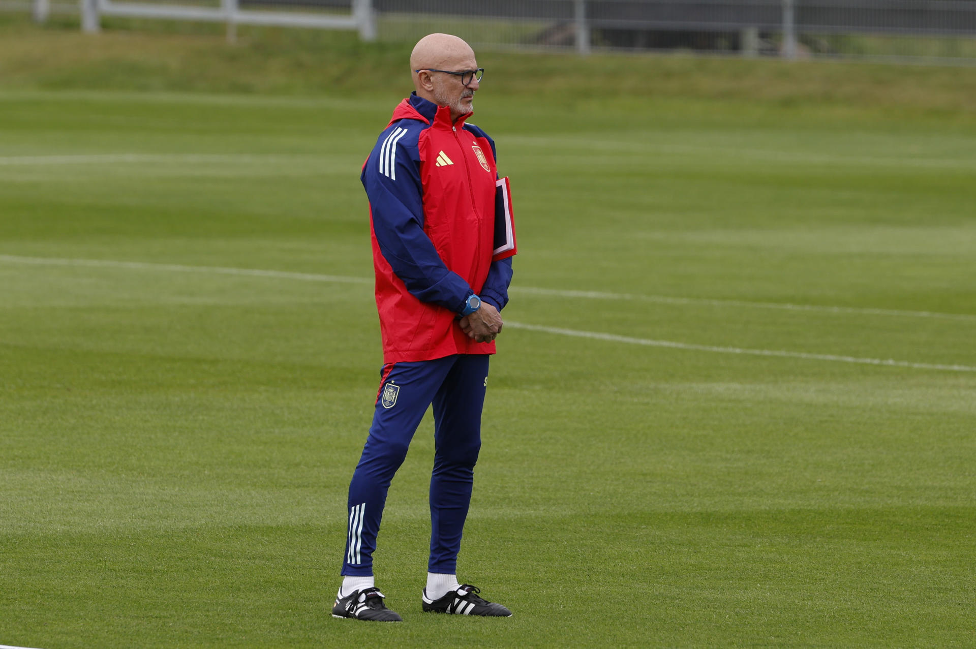 El seleccionador del equipo masculino de fútbol Luis de la Fuente (C) dirige el entrenamiento del equipo en Donaueschingen, Alemania, este martes. EFE/ J.J. Guillén 
