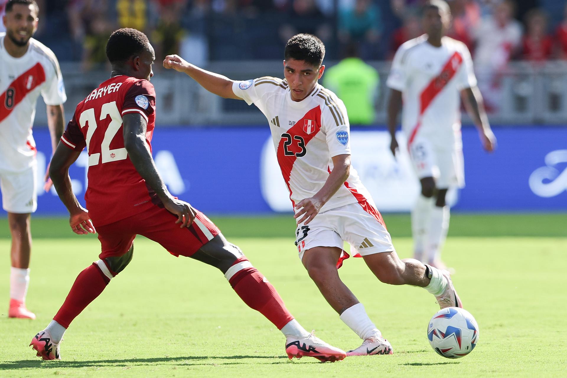 El centrocampista peruano Piero Quispe (d) consigue el balón alrededor del canadiense Richie Laryea (d) en la Copa América. EFE/EPA/WILLIAM PURNELL