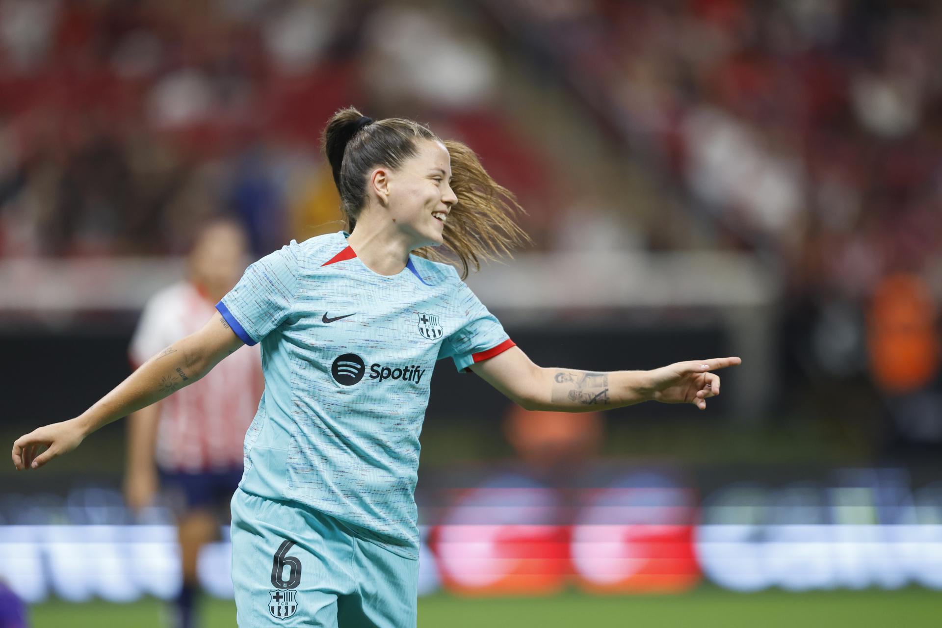 Claudia Pina del Barcelona celebra una anotación ante el Guadalajara este miércoles durante un partido amistoso como parte del Tour Campeonas disputado en el Estadio Akron en la ciudad de Guadalajara, Jalisco (México). EFE/ Francisco Guasco 