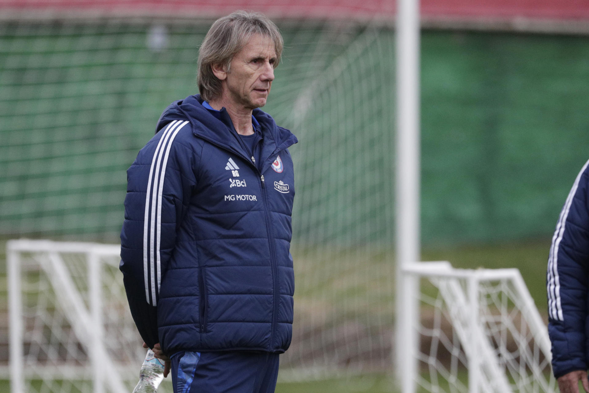 El seleccionador del equipo nacional masculino de fútbol de Chile, el argentino Ricardo Gareca, fue registrado este lunes, 10 de junio, durante un entrenamiento, en el complejo deportivo Juan Pinto Durán de Santiago de Chile. EFE/Elvis González 