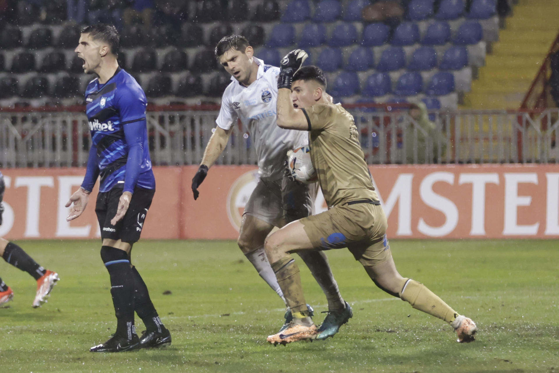 Martín Parra (d) portero de Huachipato da indicaciones en un partido de la fase de grupos de la Copa Libertadores. EFE/ Esteban Paredes Drake 