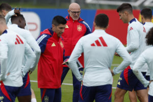 alt De la Fuente inicia las pruebas para definir su primer equipo titular