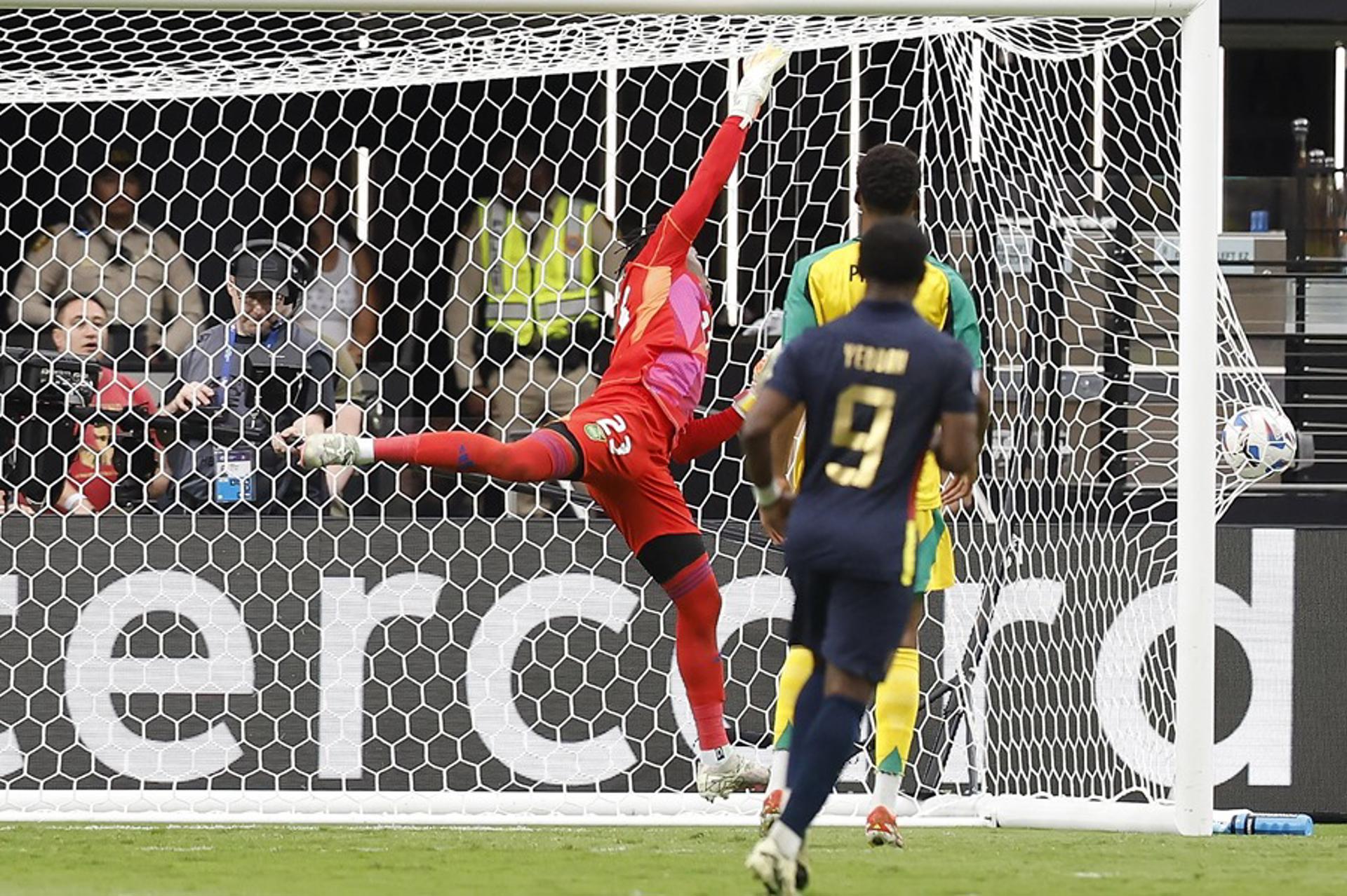 El balón es del portero de Jamaica Jahmali Waite (i) durante la primera mitad del partido Copa América 2024. EFE/EPA/CAROLINE BREHMAN 