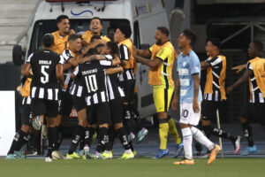 alt Botafogo se aferra al liderato de la liga brasileña de fúbol, tras empatar con Paranaense