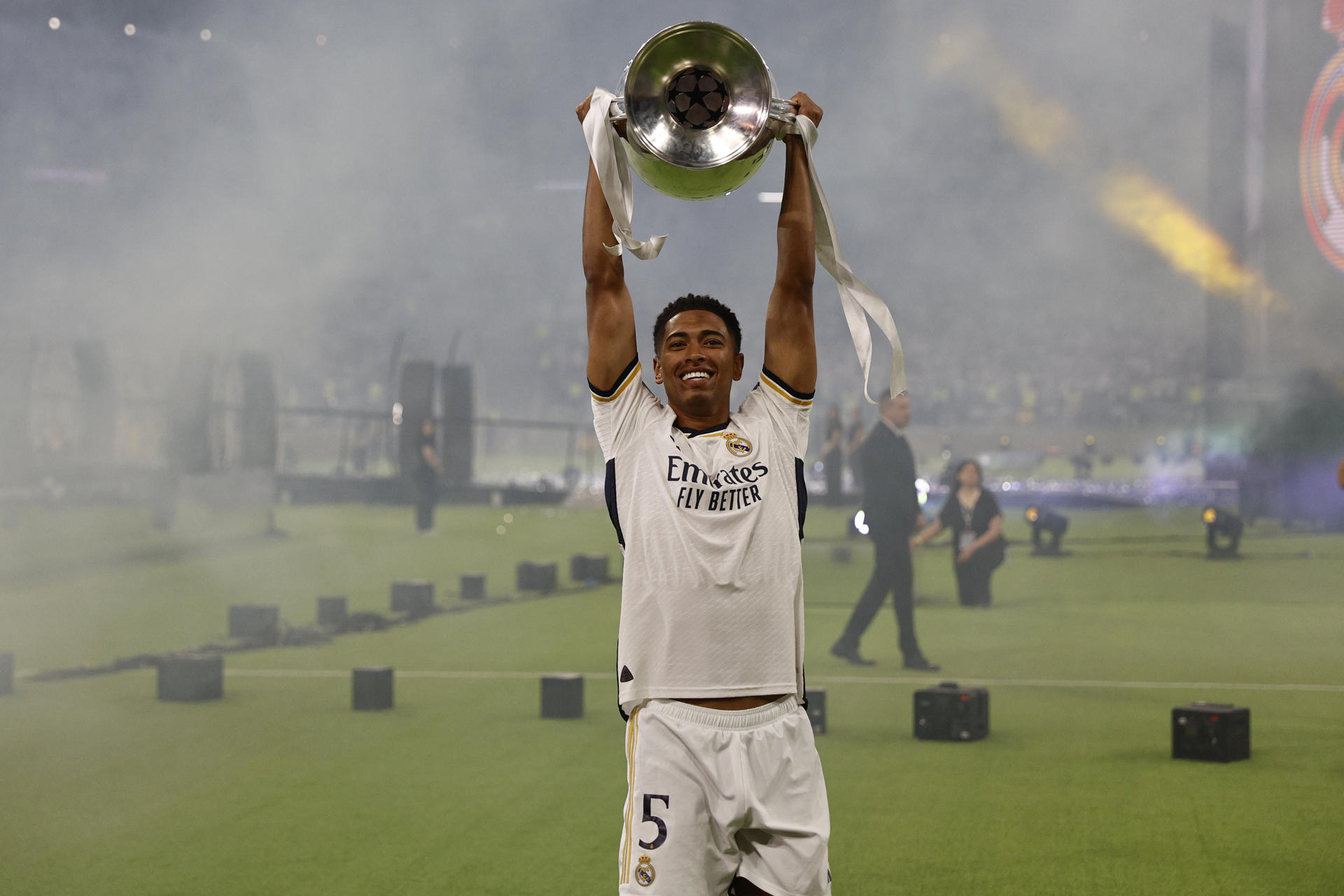 El centrocampista inglés del Real Madrid, Jude Bellingham, durante la celebración en el estadio Santiago Bernabéu, en Madrid, del título de Liga de Campeones conseguido por el equipo blanco en la final disputada en Wembley. EFE / Rodrigo Jiménez. 
