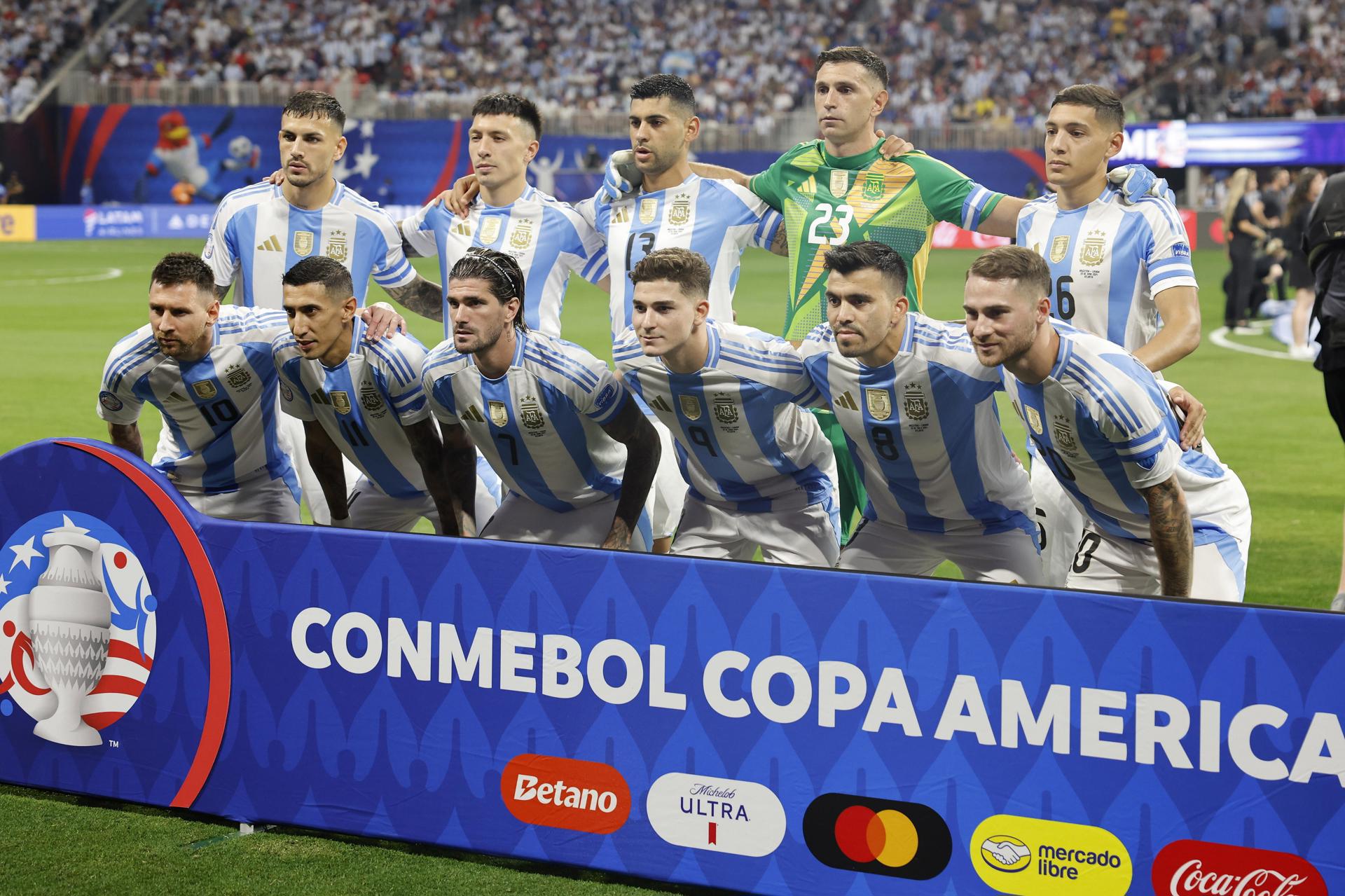 Registro general del equipo titular de Argentina antes del partido inaugural de la 48 edición de la Copa América, en el estadio Mercedes Benz de Atlanta (Georgia, EE.UU.). Varios integrantes de la Albiceleste se quejaron por el mal estado de la grama de este escenario.EFE/Erik S. Lesser 