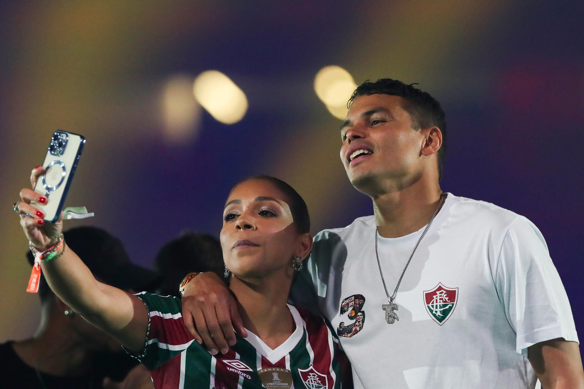 rss-efeda0556cc5f7703eec1ac6b66607ff129b4e8ecf1w El brasileño Thiago Silva celebra la vuelta a "casa" en su abarrotada presentación con el Fluminense