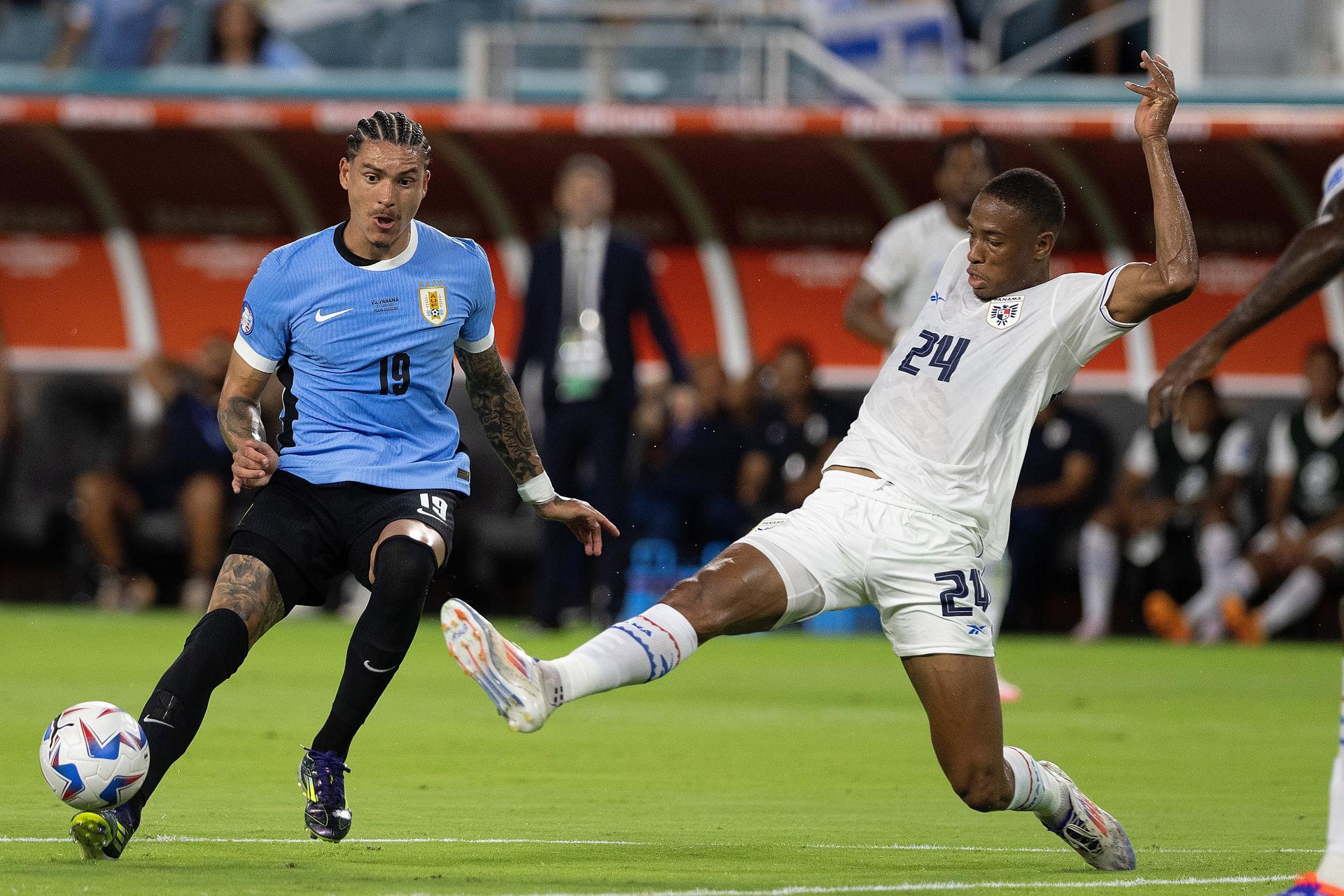 El delantero uruguayo, Darwin Núñez (i), fue registrado este domingo, 23 de junio, al disputar un balón con el defensor panameño Edgardo Fariña (d), durante un partido del grupo C de la Copa América, en el estadio Hard Rock de Miami (Florida, EE.UU.). EFE/Cristóbal Herrera