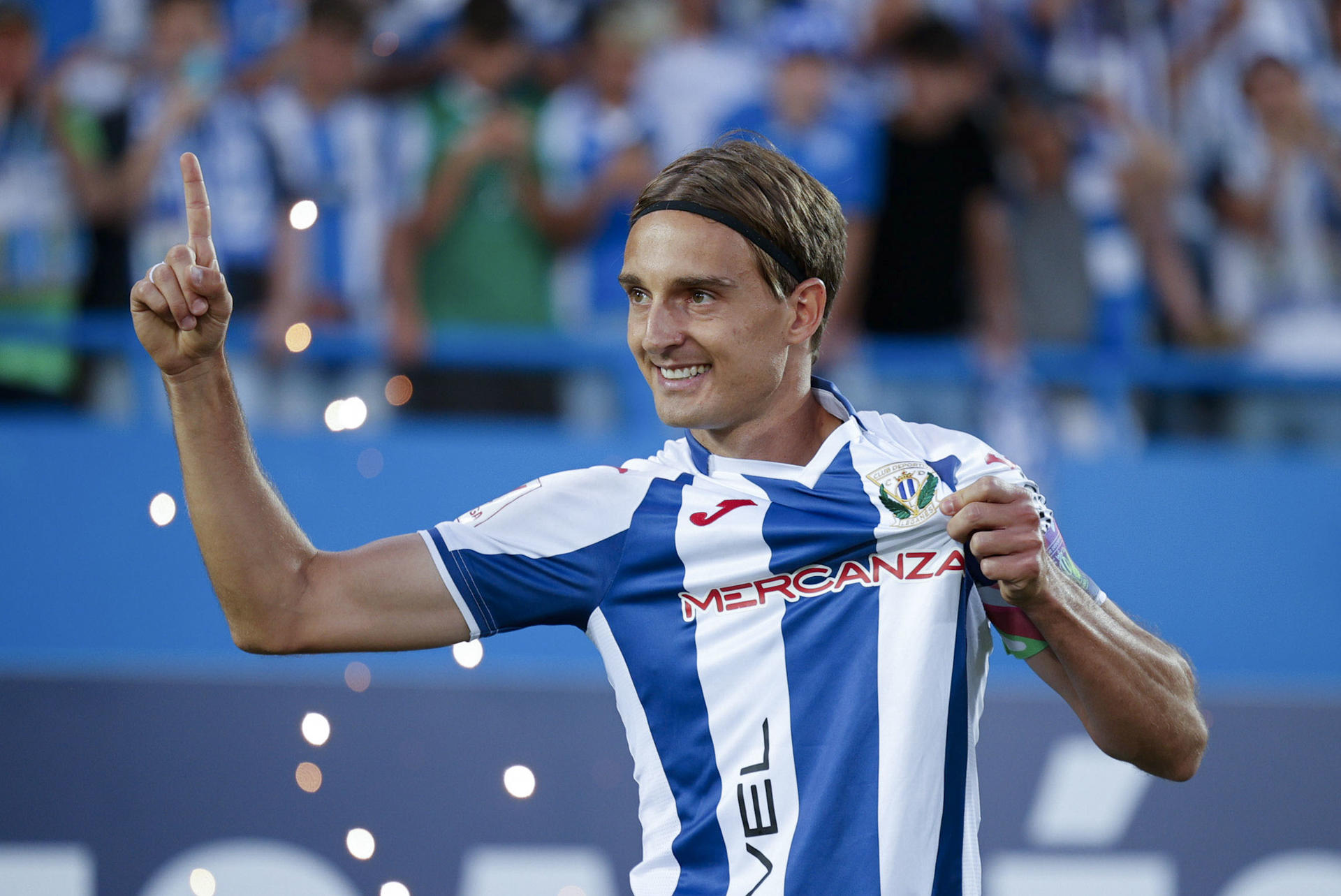 El defensa del Leganés Sergio González celebra su ascenso a Primera División a la finalización del encuentro correspondiente a la última jornada que Leganés y Elche han disputado hoy Domingo en el estadio de Butarque, en la localidad madrileña. EFE / Daniel González. 