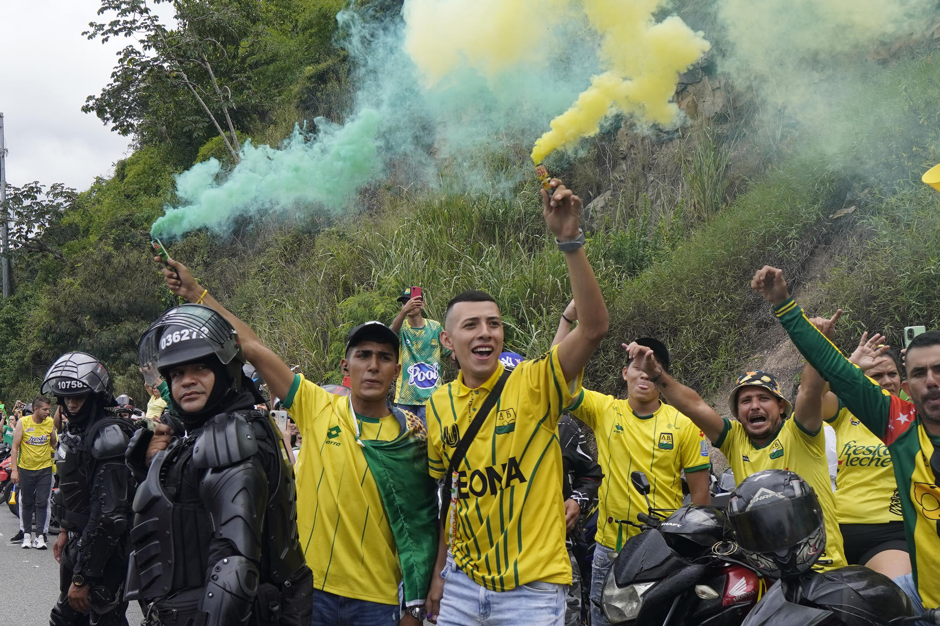 rss-efee0d0b8a5bd5833fe59f6aa5b10b7e527869dab69w Un río humano recibe al Bucaramanga con su primera copa de la liga de fútbol en Colombia