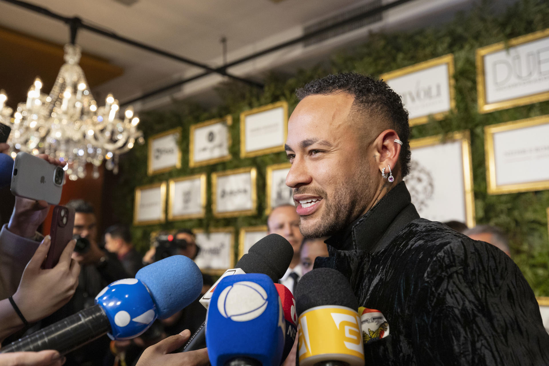 ALT Neymar continúa su recuperación en Los Ángeles en compañía de la selección brasileña