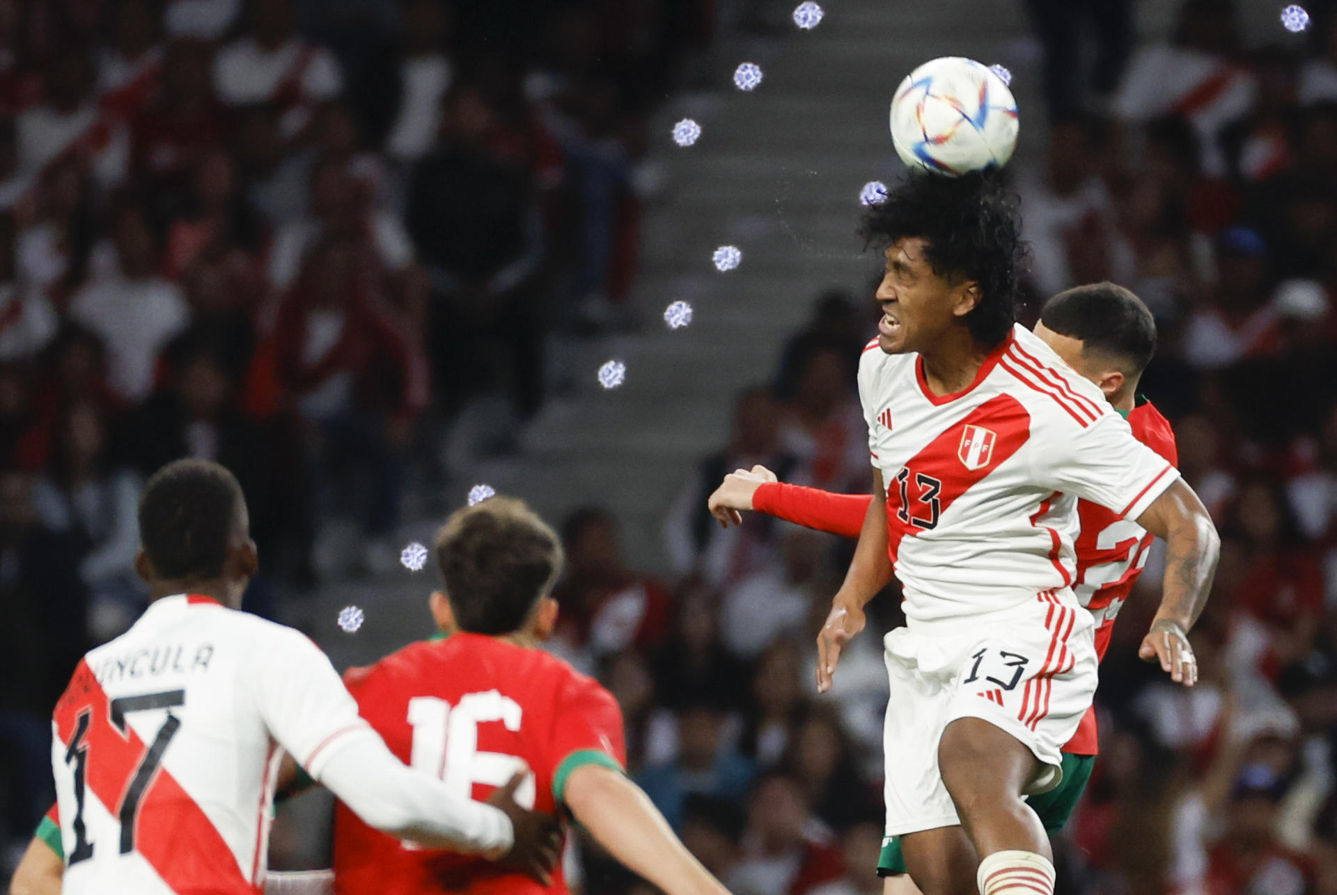 Fotografía de archivo en la que se registró al centrocampista peruano Renato Tapia (d), durante un partido amistoso con la selección de Marruecos, en el estadio Civitas Metropolitano de Madrid (España). EFE/Juanjo Martín 