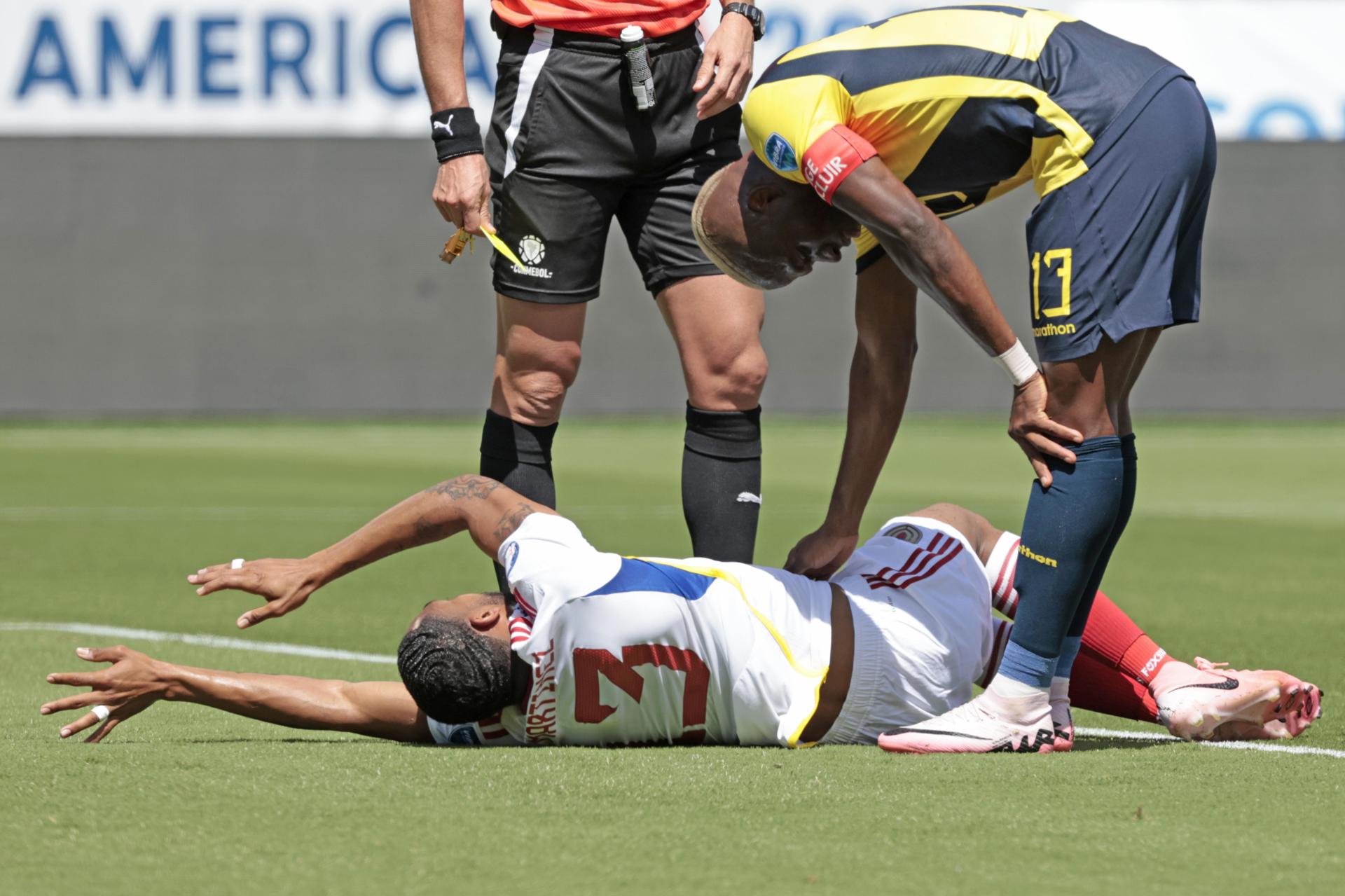 El centrocampista venezolano José Andrés Martínez (abajo) fue registrado este sábado, 22 de junio, al quejarse de una falta que le cometió el atacante ecuatoriano Enner Valencia (d), durante el primer partido del grupo B de la Copa América, en el Levi's Stadium de Santa Clara (California, EE.UU.). Valencia fue expulsado por esta acción. EFE/John G. Mabanglo 